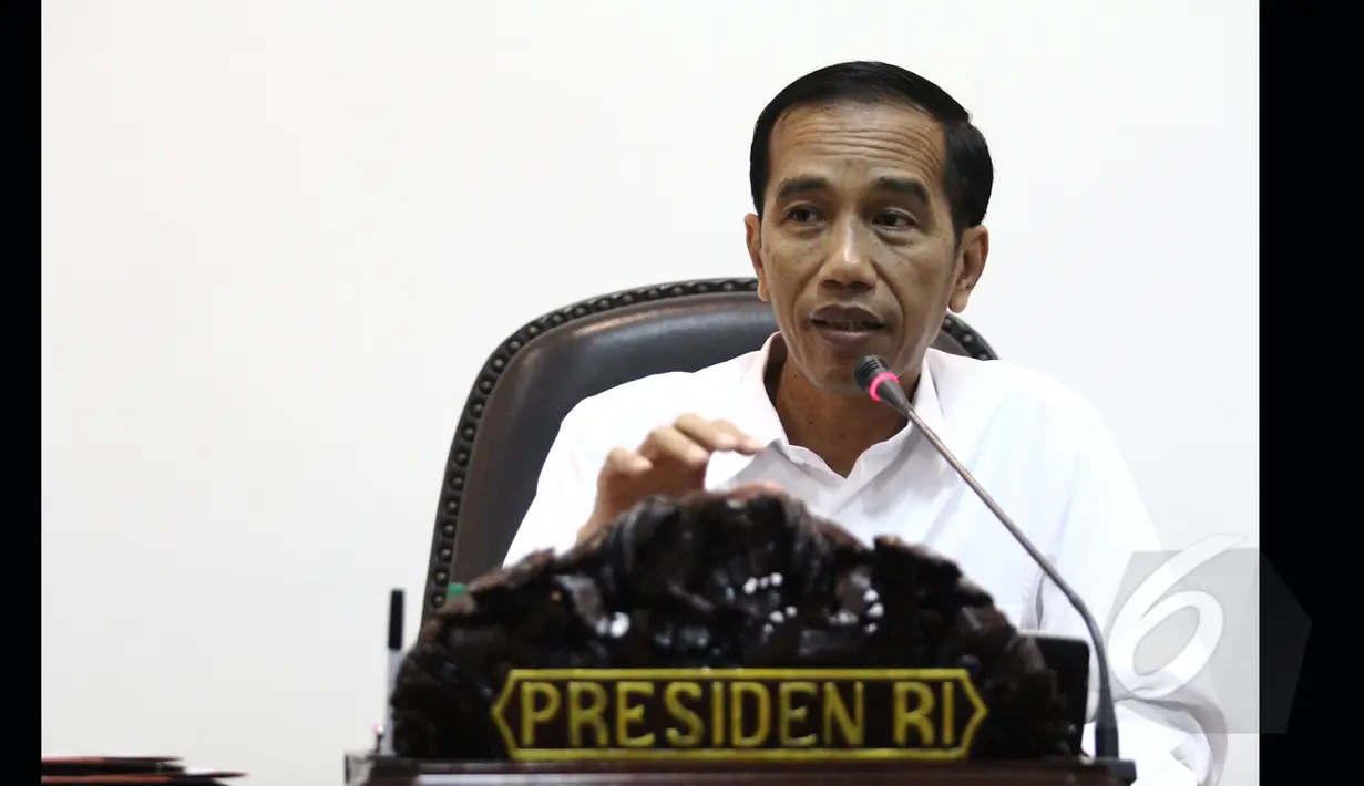 Presiden Jokowi memberikan arahan saat rapat terbatas di Kantor Presiden, Kompleks Istana Kepresidenan, Jakarta, Rabu (11/3/2015). (Liputan6.com/Faizal Fanani)