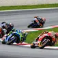 Pertarungan sengit yang dihadapi pembalap Repsol Honda, Marc Marquez pada latihan bebas keempat (FP4) MotoGP Austria 2017. (Jure Makovec / AFP )