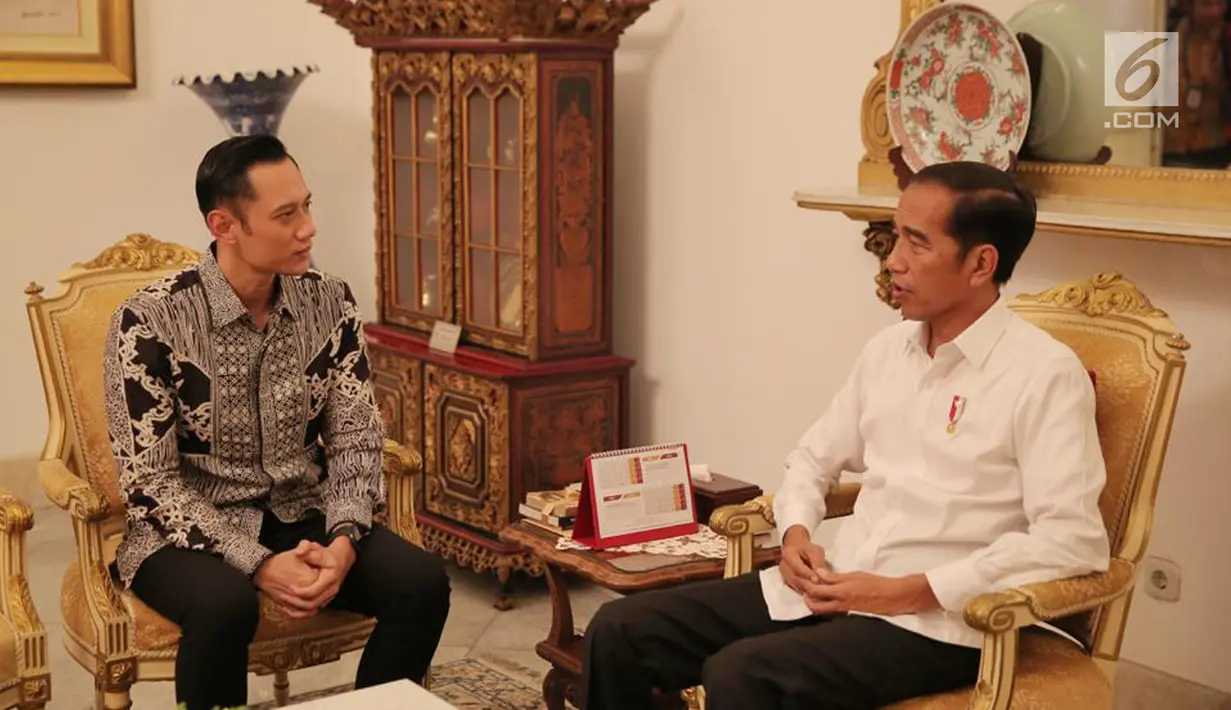 Presiden Joko Widodo atau Jokowi (kanan) berbincang dengan Ketua Kogasma Partai Demokrat Agus Harimurti Yudhoyono atau AHY di Istana Merdeka, Jakarta, Kamis (2/5/2019). Kedatangan AHY untuk bersilaturahmi dengan Jokowi. (Liputan6.com/Pool/Biro Pers Setpres)