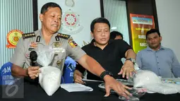 Wadir Tipid Narkoba, Kombes Pol Nugroho Aji Wiajayanto (tengah) menunjukan barang bukti shabu saat rilis, Jakarta, (18/3). Dirtipid Narkoba Bareskrim Polri berhasil mengungkap sindikat narkotika jaringan Malaysia-Indonesia. (Liputan6.com/Yoppy Renato)