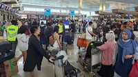 Empat hari jelang Lebaran, ribuan penumpang tampak memadati area Check In Terminal 3 Bandara Soekarno Hatta, Sabtu (6/4/2024). Bukan hanya di Terminal 3 saja, antrean juga terjadi di Terminal 1 dan 2.