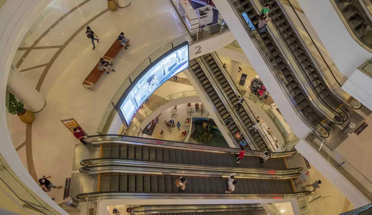 Suasana mal mewah Siam Paragon di Bangkok, Thailand, Minggu (17/5/2020). Pemerintah Thailand mengizinkan toko serba ada, pusat perbelanjaan, dan bisnis lainnya kembali dibuka untuk menghidupkan kembali ekonomi yang rusak akibat pandemi COVID-19. (AP Photo/Gemunu Amarasinghe)