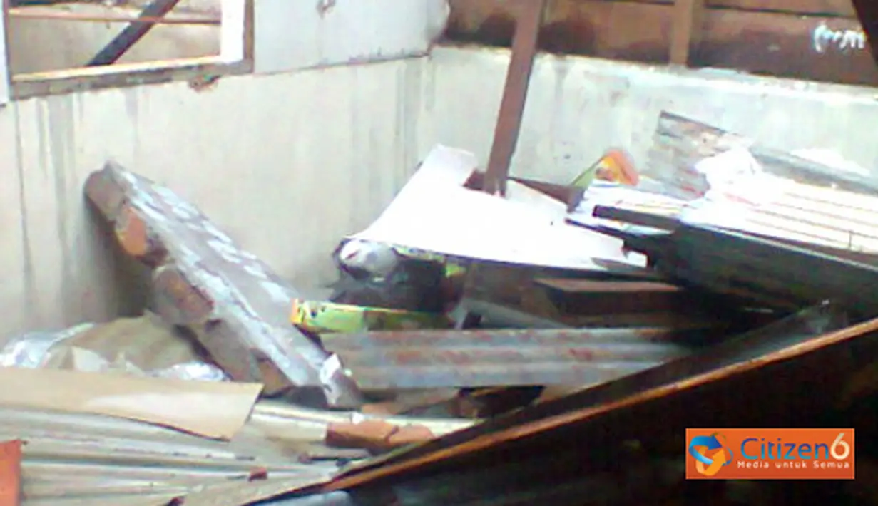 Citizen6, Subulussalam: Selain merusakan hampir seluruh bangunan di kota Subulussalam, gempa juga membuat arus listrik terganggu. (Pengirim: Nazar dan Berman Ilham)