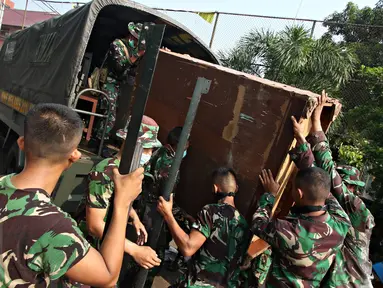 Aparat TNI melakukan pengosongan kompleks Zeni TNI Angkatan Darat di Mampang, Jakarta Selatan, Minggu (17/1). Meskipun sempat terjadi kericuhan, namum Kodam Jaya tetap mengosongkan sebanyak 71 rumah di kompleks tersebut. (Liputan6.com/Immanuel Antonius)