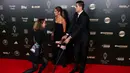 Pemain Manchester City, Rodri menggunakan tongkat bantu saat menghadiri penghargaan Ballon d'Or 2024 pada acara yang berlangsung di Theatre du Chatelet, Paris, Selasa (29/10/2024) dini hari WIB. (AFP/Franck Fife)