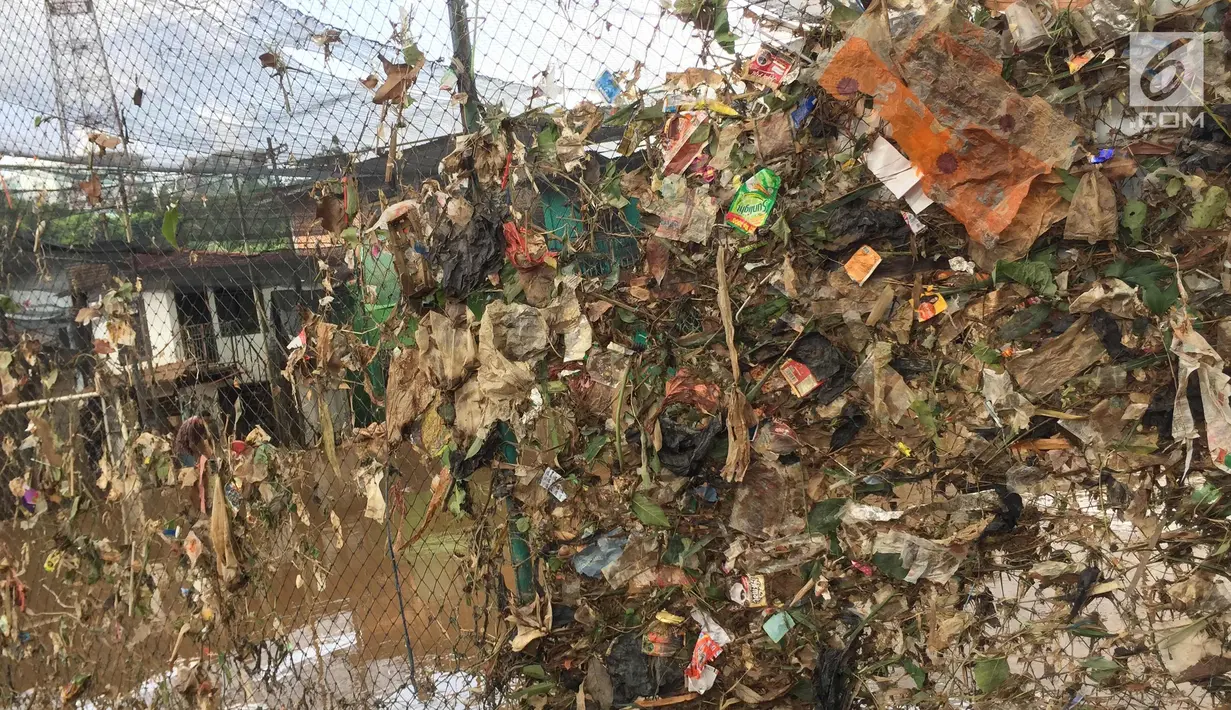 Sampah dan lumpur terlihat di lapangan futsal di kawasan Rawajati, Jakarta, Selasa (6/2). Banjir yang merendam kawasan tersebut menyebabkan lumpur dan sampah mengendap di setiap sudut sehingga mengganggu aktivitas warga. (Liputan6.com/Immanuel Antonius)