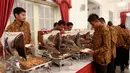 Sejumlah pemain Persib saat makan siang bersama Presiden Jokowi di Istana Negara, Jakarta, Senin (19/10/2015). Undangan tersebut sebagai bentuk apresiasi Jokowi kepada Persib yang telah menjuarai Piala Presiden 2015. (Liputan6.com/Faizal Fanani)