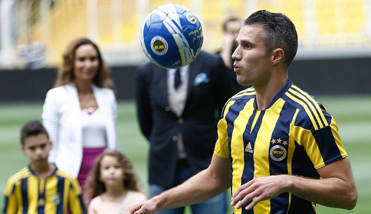 Jugling Robin van Persie di depan publik Fenerbahce. (EPA/ULAS YUNUS TOSUN)