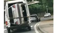 7 Cara Unik Bawa Barang Pakai Mobil Ini Bikin Tepuk Jidat, Ada-Ada Saja