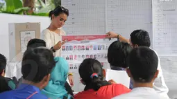 Rabu (09/04/14) Ayushita tampak serius memeriksa kondisi surat suara saat penghitungan suara di TPS 026 Menteng, Jakarta Pusat (Liputan6.com/Herman Zakharia)