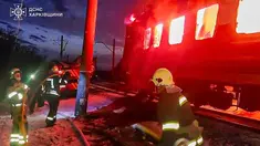 Dalam foto yang dirilis oleh Layanan Darurat Ukraina pada 27 Januari 2026 ini, para penyelamat Ukraina berupaya memadamkan api di gerbong kereta api setelah serangan udara di lokasi yang tidak diungkapkan di wilayah Kharkiv, di tengah invasi Rusia ke Ukraina. Serangan pesawat nirawak (drone) Rusia menghantam sebuah kereta penumpang sipil di wilayah Kharkiv, Ukraina. (Handout/UKRAINIAN EMERGENCY SERVICE/AFP)