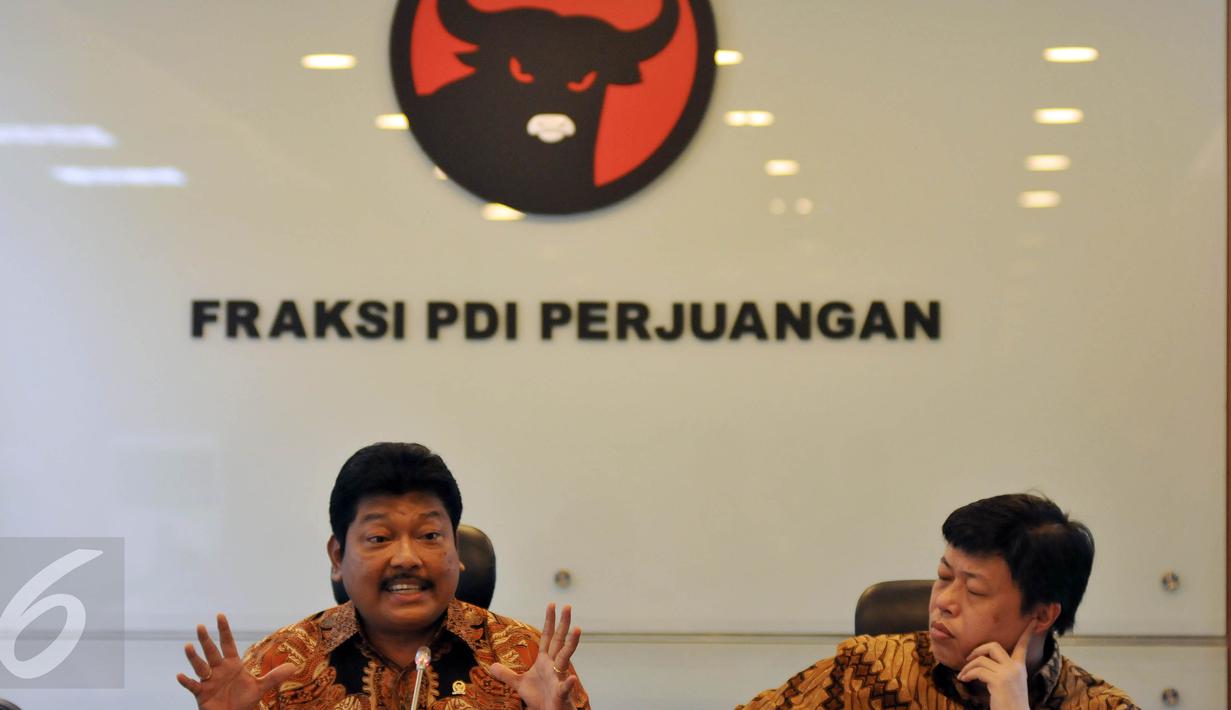 Anggota Komisi XI DPR F-PDIP Andreas Eddy Susetyo (kiri) dan Bendahara Fraksi PDIP Alex Lukman di Kompleks Parlemen Senayan, Jakarta, Kamis (14/4). F-PDIP mengawal RUU Pengampunan Pajak (Tax Amnesty) untuk kepentingan bangsa. (Liputan6.com/Johan Tallo)