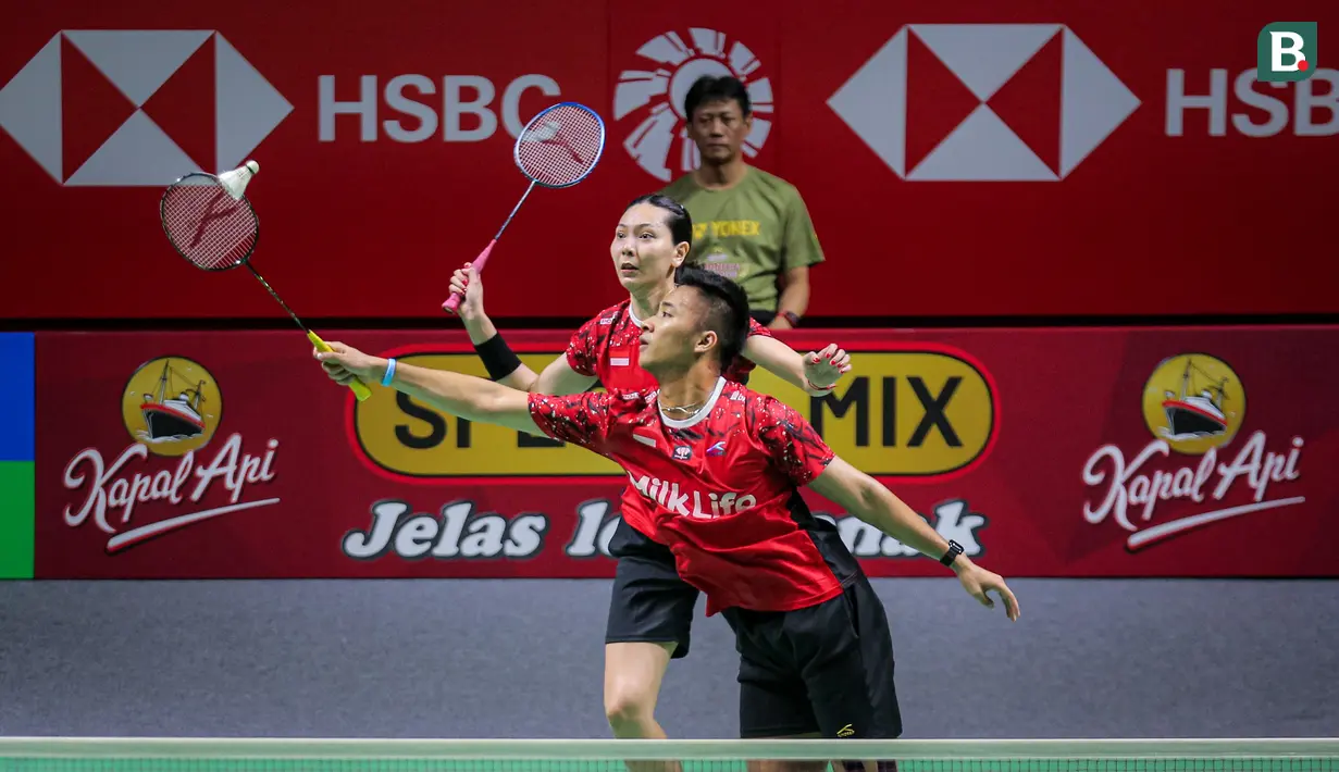 Pebulu tangkis ganda campuran Indonesia, Dejan Ferdinansyah/Gloria Emanuelle Widjaja mengembalikan kok ke arah pasangan Thailand, Dechapol Puavaranukroh/Sapsiree Taerattanachai pada babak perempat final Indonesia Open 2024 di Istora, Senayan, Jakarta, Jumat (07/06/2024). (Bola.com/Bagaskara Lazuardi)