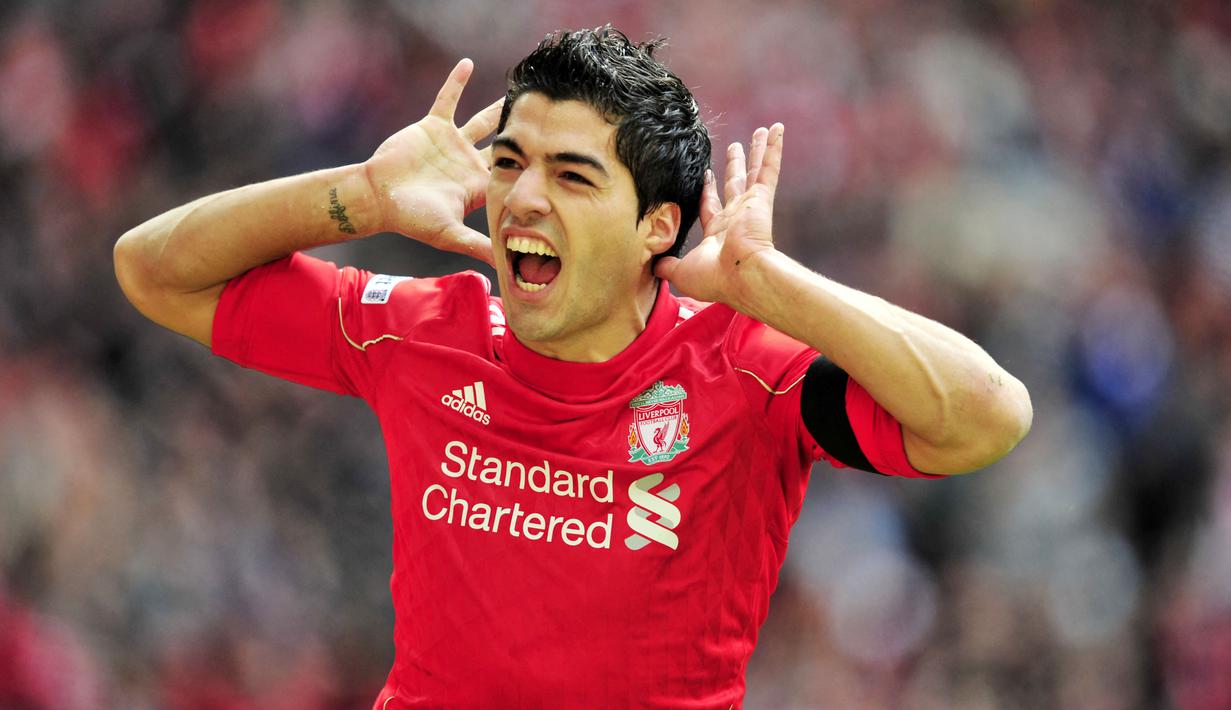 Luis Suarez - Juru taktik Aston Villa, Steven Gerrard, nampaknya masih belum puas usai merekrut Philippe Coutinho. Kabarnya ia juga ingin mendatangkan mantan rekan setimnya di Liverpool yakni Luis Suarez. Kontrak Suarez di Atletico Madrid akan habis pada musim panas tahun ini. (AFP/Glyn Kirk)