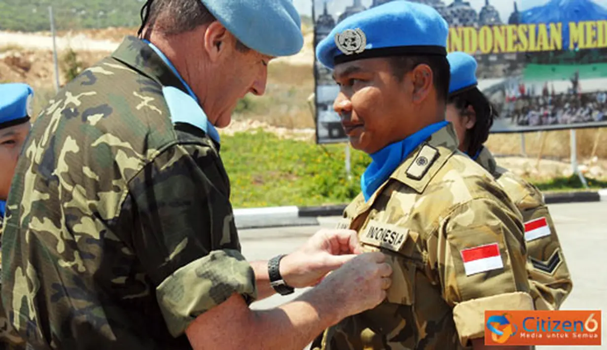 Citizen6, Lebanon: Ratusan personel Kontingen Indonesia dari beberapa kesatuan tugas yang tengah bertugas di bawah komando Unifil menerima medali perdamaian dari PBB, bertempat di lapangan Sudirman, Camp Green Hill, Naqoura Lebanon Selatan, Kamis (21/7). 