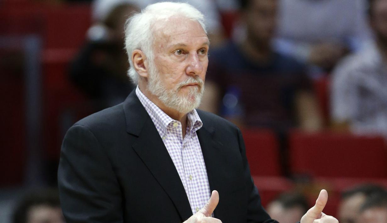 Pelatih San Antonio Spurs, Gregg Popovich saat memimpin timnya melawan Miami Heat pada laga NBA basketball game di Miami, (25/10/2017). Spurs kalahkan Heat 117-100.  (AP/Wilfredo Lee)