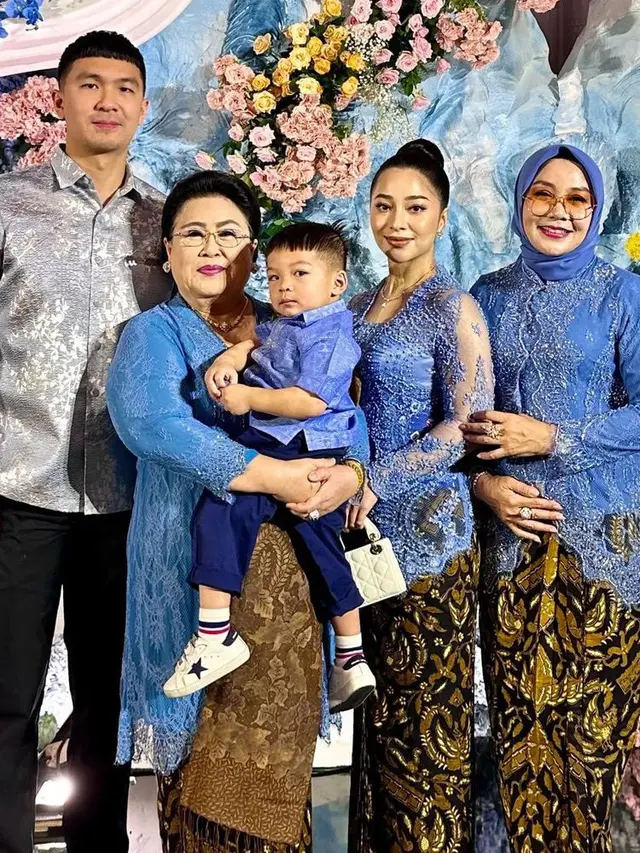 Nikita Willy Kenakan Kebaya Baby Blue.
