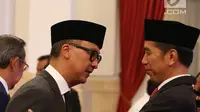 Presiden Joko Widodo memberikan ucapan selamat kepada Agus Gumiwang Kartasasmita usai dilantik sebagai Menteri Sosial di Istana Negara, Jakarta, Jumat (24/8).(Liputan6/Pool/Gar)