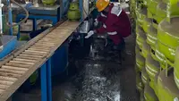 PT Pertamina Patra Niaga Regional Jawa Bagian Barat berkomitmen melakukan pengawasan takaran isi tabung LPG. Caranya dengan melakukan pengecekan kuantitas dan kualitas (Quantity & Quality) LPG ukuran 3kg di beberapa titik Stasiun Pengisian Bulk Elpiji (SPBE) dan Stasiun Pengisian dan Pengangkutan Bulk Elpiji (SPPBE) di wilayah Sales Area Retail Sukabumi pada Selasa (28/5/2024)