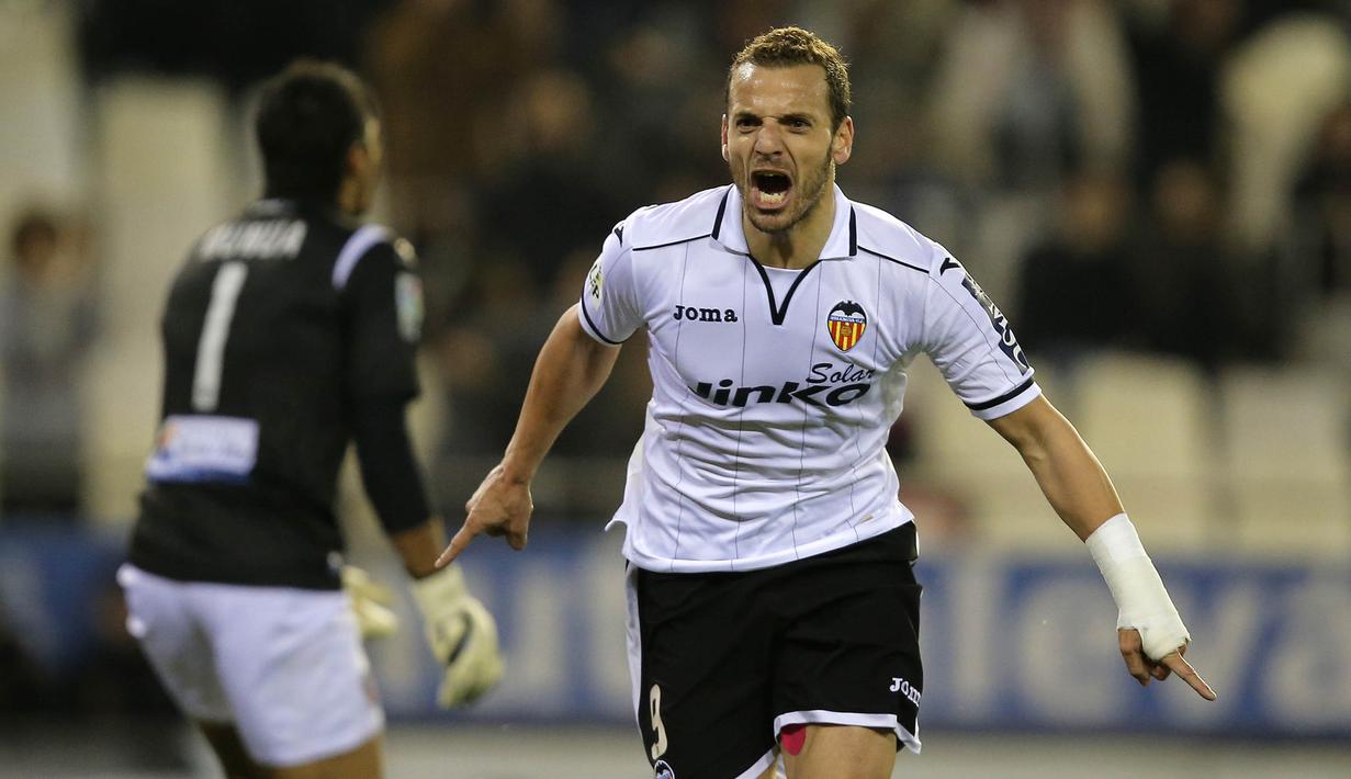 3. Roberto Soldado (Valencia) - Eks bintang Valencia ini memulai karier bersama Real Madrid pada tahun 2002. Jarang dimainkan oleh Pelatih Real Madrid  kala itu, Bernd Schuster, membuat kariernya justru meredup di Santiago Bernabeu. (AFP/Jose Jordan)