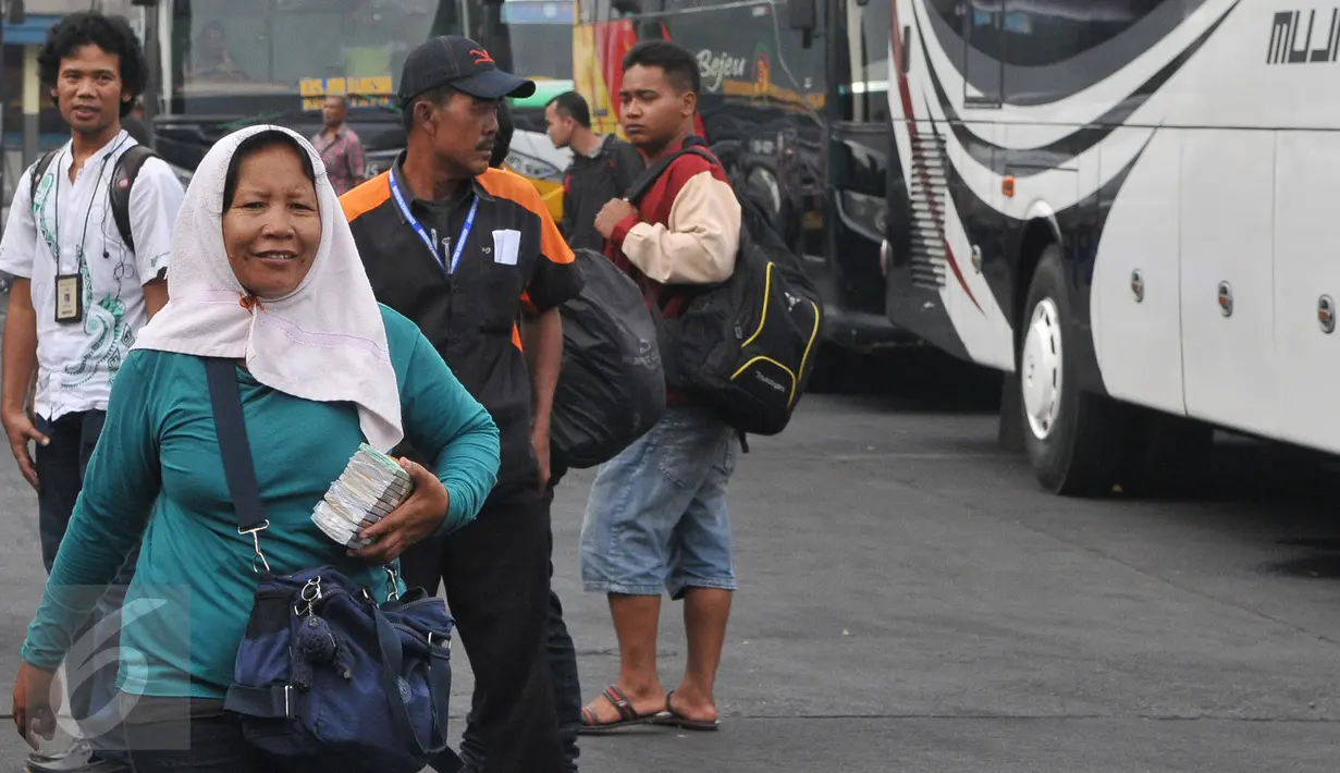 Salah satu penjual jasa penukaran uang di Terminal Pulogadung, Jakarta, Jumat (10/7/2015). BI mengaku terus mewaspadai maraknya peredaran uang palsu selama Ramadan dan menjelang Idul Fitri. (Liputan6.com/Herman Zakharia)