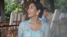 Belajar melukis saat memakai kebaya klasik berwarna biru juga bisa ditiru. Wanita yang kini menetap di Bali ini terlihat begitu anggun dengan kebaya serta kalung dan anting yang digunakan. (Liputan6.com/IG/@happysalma)