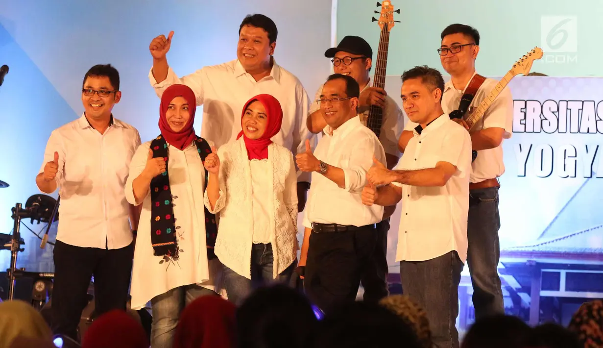 Menhub Budi Karya Sumadi (depan kedua kanan) foto bersama dengan dosen pengajar selama Emtek Goes to Campus (EGTC) 2017 di Universitas Gadjah Mada, Yogyakarta, Selasa (31/10). Menhub membawakan Satu Lagu di acara tersebut. (Liputan6.com/Helmi Afandi)