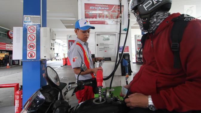 Petugas mengisi BBM pada sebuah motor di salah satu SPBU, Jakarta. (Liputan6.com/Angga Yuniar)