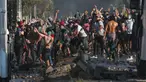 Demonstran saat bentrok dengan polisi di tengah pandemi virus corona Covid-19 selama penguncian wilayah (lockdown) di lingkungan miskin di Santiago, Chili, (18/5/2020). Mereka  protes menuntut bantuan makanan dari pemerintah. (AP Photo/Esteban Felix)
