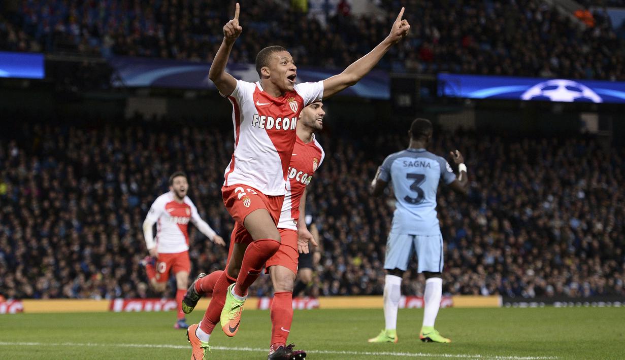 Kylian Mbappe yang kini tengah menjalani musim ke-7 bersama PSG menempati posisi keempat sebagai pesepak bola Prancis termuda sepanjang sejarah yang mampu mencetak gol di Liga Champions. Saat berusia 18 tahun, 2 bulan dan 1 hari, ia mencetak gol pertamanya di Liga Champions bersama AS Monaco saat kalah 3-5 dari Manchester City pada laga leg pertama babak 16 besar Liga Champions 2016/2017 (21/2/2017). (AFP/Oli Scarff)