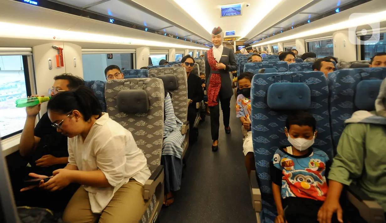 KCIC membuka pendaftaran uji coba operasional kereta cepat secara gratis bagi masyarakat umum mulai hari ini. (merdeka.com/Arie Basuki)