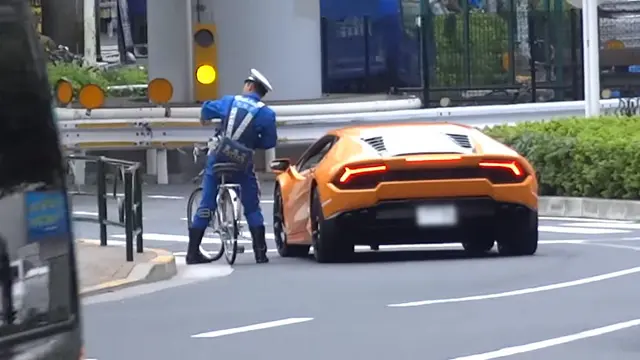 Keren, Polisi Jepang Kejar Mobil Lamborghini Dengan Sepeda