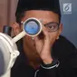 Tim Rukyat Hilal AL Husna MAJT Semarang mengintip hilal di Menara Al-Husna Masjid Agung Jawa Tengah, Selasa (15/5 ). Meski bulan di ufuk titik tengah belum terlihat, penentuan Ramadan masih menunggu Sidang Isbat Kementerian Agama. (Liputan6.com/Gholib)