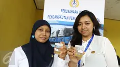 Petugas menunjukan hasil tes urine di Pool Bus Perum PPD (Perusahaan Umum Pengangkutan Penumpang Djakarta) Tangerang Selatan, Senin (20/3). Sosialisasi dan test urine oleh digelar oleh Badan Narkotika Nasional (BNN) RI. (Liputan6.com/Helmi Afandi)