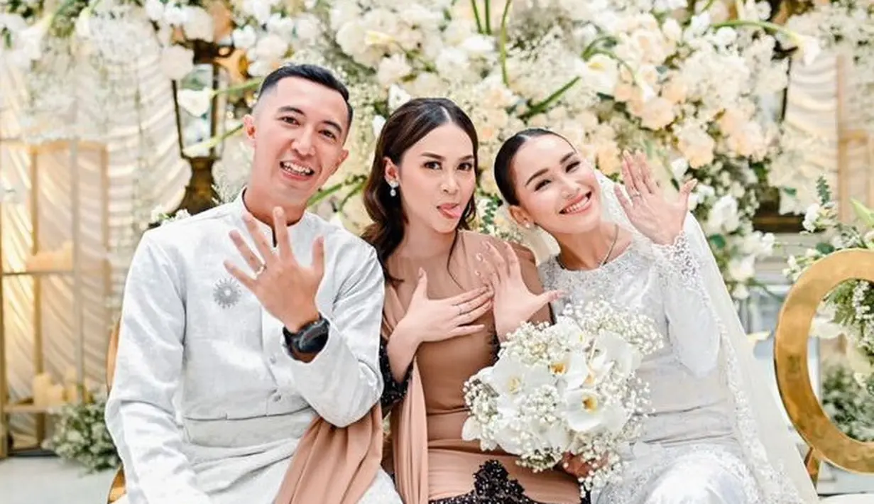 Calon adik Ipar Ayu ini mengenakan baju kurung dengan model yang sama seperti Syifa hanya berbeda warna. Ia tampil hanya mengenakan aksesori anting-anting silver. [@dinarsalsa]