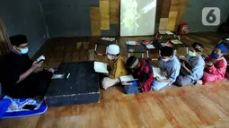 Anak-anak melakukan setoran ayat Alquran saat kegiatan homeschooling berbasis pesantren Paket A di Skoba Madani, Parung, Bogor, Rabu (14/4/2021). Bulan Ramadhan, umat muslim memperbanyak ibadah terutama membaca dan mengkaji kandungan Alquran. (merdeka.com/Arie Basuki)