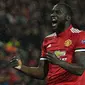 Striker Manchester United, Romelu Lukaku, merayakan gol yang dicetaknya ke gawang Basel pada laga Liga Champions di Stadion Old Trafford, Manchester, Selasa (12/9/2017). MU menang 3-0 atas Basel. (AFP/Oli Scarff)