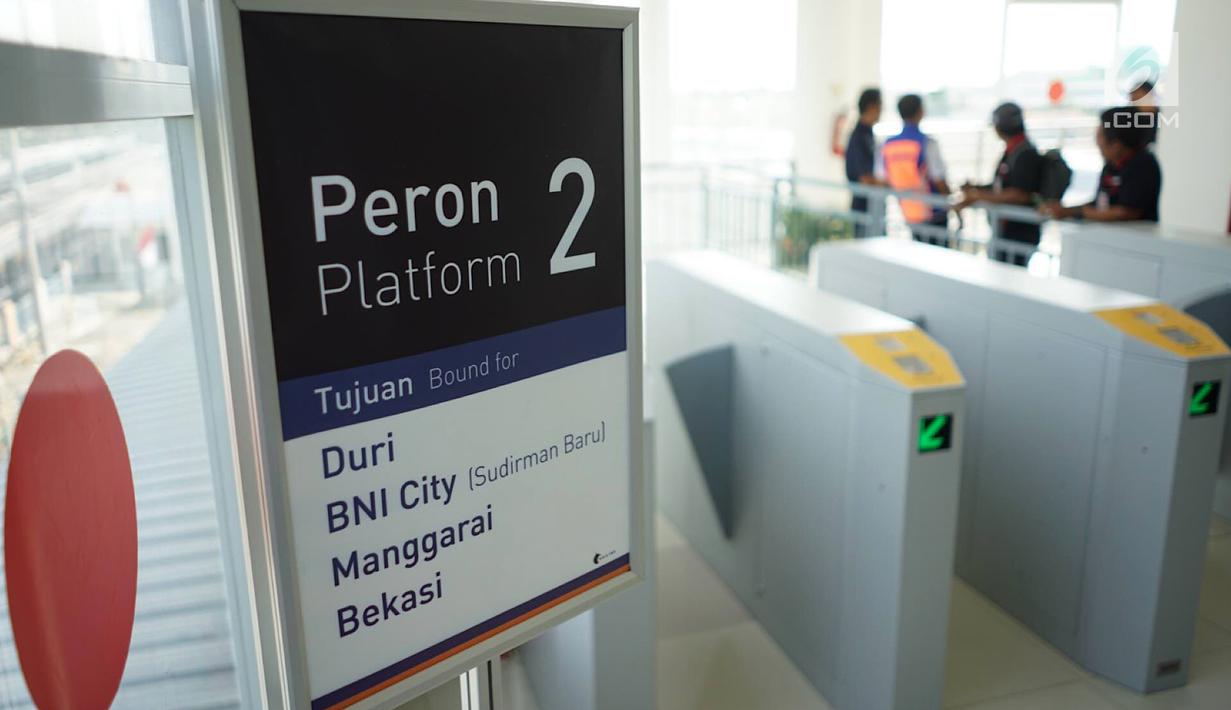 Papan informasi terpampang di Stasiun Batu Ceper, Tangerang, Banten, Kamis (18/7/2019). Skybridge Stasiun Batu Ceper menghubungkan peron 1 dan 2 (KA Bandara) menuju peron 3 dan 4 (KRL Commuterline). (Liputan6.com/Immanuel Antonius)
