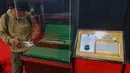 Untuk diketahui, pameran bertajuk Hasanah Ukhuwah tersebut telah memiliki sertifikat resmi. Tampak dalam foto, pengunjung mengamati artefak Nabi Muhammad SAW dan para sahabat serta keluarga saat pameran di gedung Laga Satria, Pakansari, Cibinong, Kabupaten Bogor, Jawa Barat, Jumat (20/2/2026). (merdeka.com/Arie Basuki)