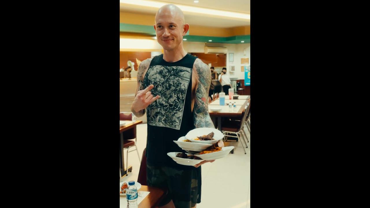Matt Heafy Vokalis Trivium Belajar Hidangkan Makanan Ala Restoran Padang Sebelum Tampil di Hammersonic 2023