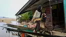 Pihak berwenang terus mendata kerusakan-kerusakan yang terjadi akibat banjir besar di Malaysia. Wakil Perdana Menteri Anutin Charnvirakul menyatakan, pemerintah berencana memberikan kompensasi kepada mereka yang terdampak banjir. (MOHD RASFAN/AFP)