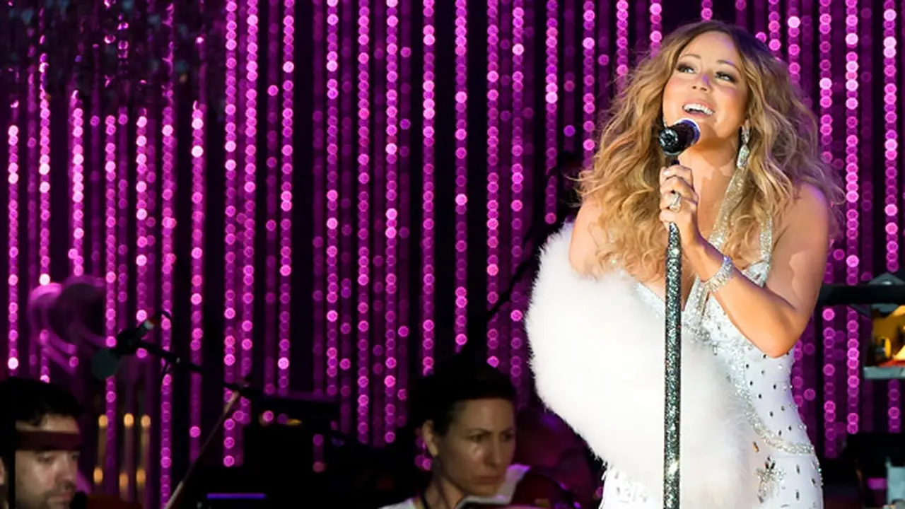 Mariah Carey Kembali Pamer Buah Dada di Atas Panggung