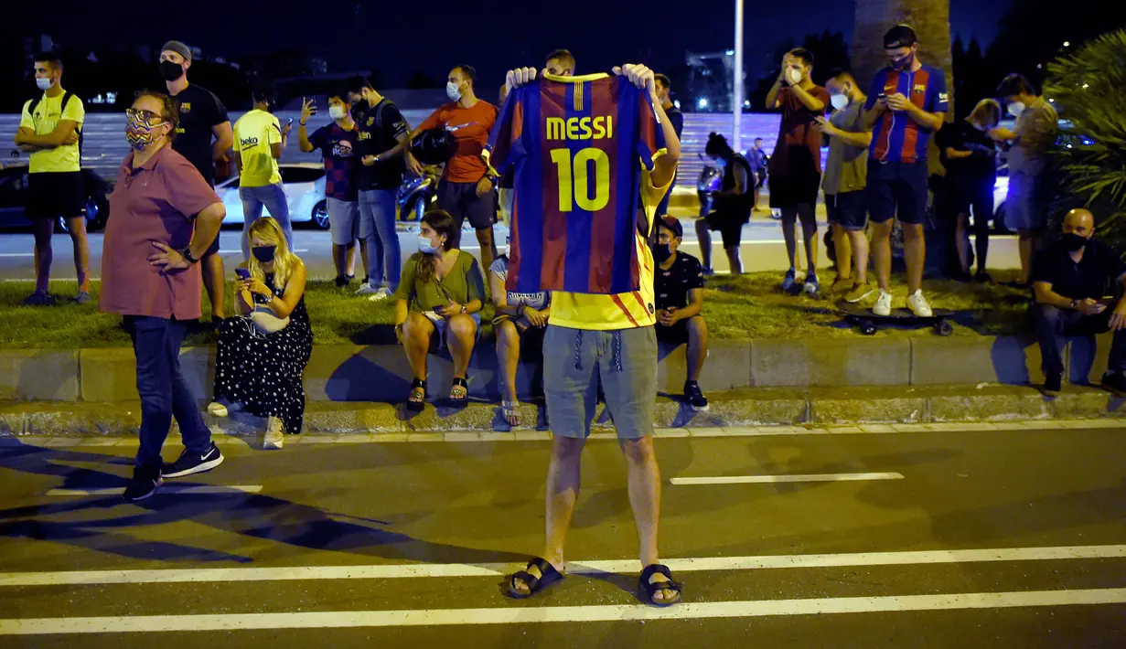 Suporter melakukan protes di depan kantor Barcelona, Selasa (25/8/2020). Aksi tersebut merupakan respon fans atas kabar Lionel Messi yang akan meninggalkan Camp Nou pada musim panas ini. (AFP/Pau Barrena)