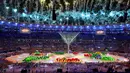 Kemeriahan upacara penutupan Olimpiade Rio 2016 di Stadion Maracana, Rio de Janeiro, Minggu (21/8). Olimpiade 2016 resmi berakhir, Amerika Serikat keluar sebagai juara umum dengan jumlah 121 medali. (REUTERS/Leonhard Foeger)