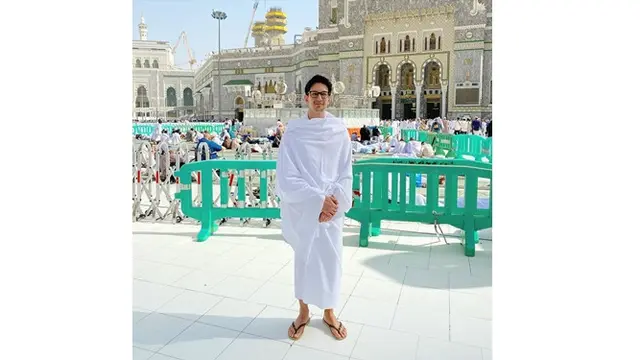 6 Potret Dimas Beck saat Umrah, Sempat Salat Gaib untuk Ashraf Sinclair
