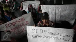 Masyarakat Nelayan Dadap membawa spanduk saat menggelar aksi unjuk rasa didepan kantor Ombudsman RI, Jakarta, (20/5/2016). Bupati Kabupaten Tangerang diduga melakukan pelanggaran maladministrasi terkait penggusuran dadap. (Liputan6.com/Faizal Fanani)