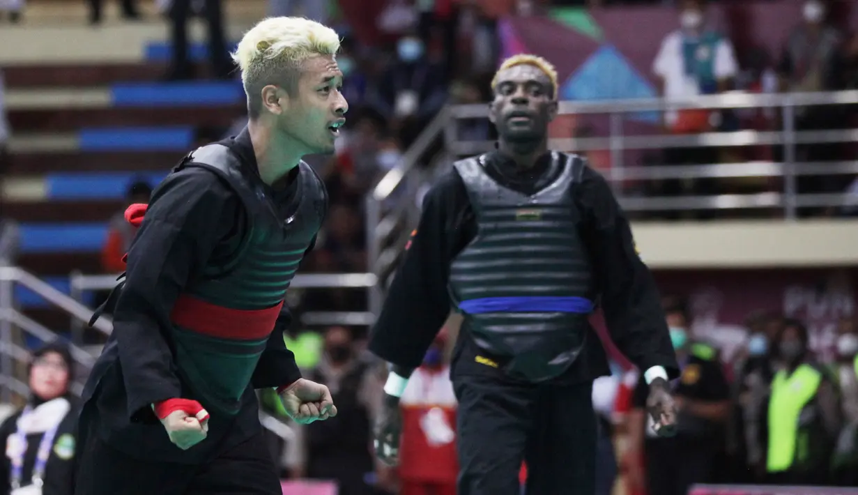 Atlit Pencak SIlat dari Jawa Barat Hanifan Yudanin Kusumah berhasil mengalahkanTiel Taraipos dari Papua, pada Finali kelas D  Putra  pada PON XX PAPUA  di GOR Toware (12/10) Jayapura. (FOTO; PB PON XX PAPUA/TATAN AGUS RUSTANDI)