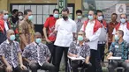 Menteri Sosial Juliari P Batubara (tengah), jajaran Direksi dan Kepala Rehabilitasi Sosial Korban Penyalahgunaan NAPZA berbincang dengan korban Penyalahgunaan NAPZA pada acara bantuan sembako penanganan Covid-19 Kemensos di Deli Serdang, Sumut, Jumat (13/11/2020). (Liputan6.com/Pool/Kemensos)