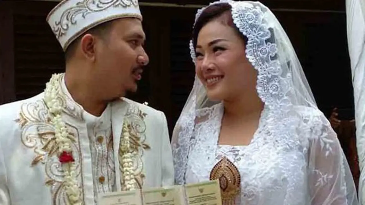 Dengan dua buku nikah ini, resmi sudah pernikahan Aiko tercatat secara agama dan juga negara. Aiko pun tak bisa menyembunyikan senyum bahagianya./Copyright KapanLagi.com/Bayu Herdianto/phi