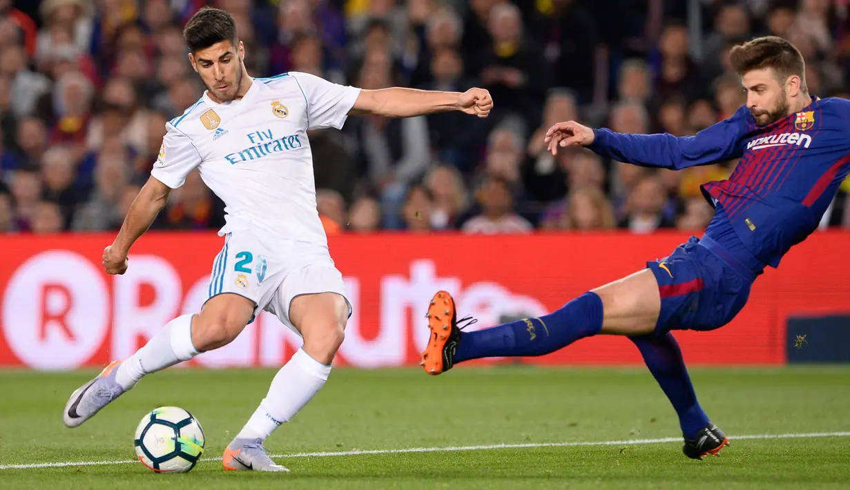 Gelandang Real Madrid, Marco Asensio berebut bola dengan bek Barcelona, Gerard Pique pada pertandingan La Liga Spanyol di Stadion Camp Nou, Minggu (6/5). Barcelona bisa memaksakan hasil imbang dengan Real Madrid 2-2. (AFP/Josep LAGO)